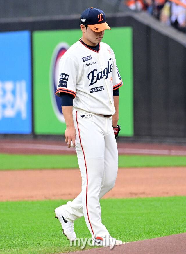 2025년 9월 27일 오후 대전 한화생명 볼파크에서 열린 '2025 신한 SOL뱅크 KBO 리그' LG 트윈스와 한화 이글스의 경기. 한화 선발투수 문동주가 1회초 6실점 한 뒤 허탈해하고 있다./대전 = 유진형 기자
