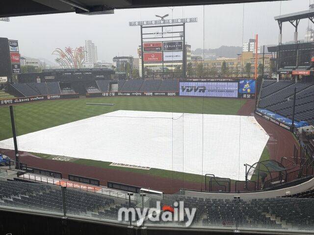 대전 한화생명볼파크에 방수포가 깔렸다./대전 = 이정원 기자