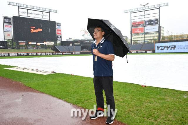 28일 대전 한화생명 볼파크 야구장에서 열린 '2025 신한 SOL BANK KBO리그' LG 트윈스와 한화 이글스 경기. 박종훈 경기 감독관이 경기장을 확인한 후 비가 그치면 오후 3시 경기를 시작하겠다고 밝혔다./대전 = 한혁승 기자