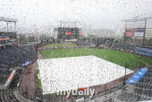 28일 대전 한화생명 볼파크 야구장에서 열린 '2025 신한 SOL BANK KBO리그' LG 트윈스와 한화 이글스 경기. 경기를 앞두고 내리는 비에 방수포거 덮인 볼파크 야구장./대전 = 한혁승 기자