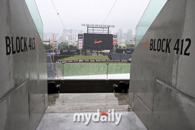 28일 대전 한화생명 볼파크 야구장에서 열린 '2025 신한 SOL BANK KBO리그' LG 트윈스와 한화 이글스 경기. 경기를 앞두고 비가 내리는 볼파크 야구장./대전 = 한혁승 기자