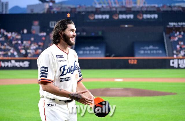 2025년 9월 26일 오후 대전 한화생명 볼파크에서 열린 '2025 신한 SOL뱅크 KBO 리그' LG 트윈스와 한화 이글스의 경기. 한화 폰세가 226K 단일시즌 최다 탈삼진 수상을 한 뒤 기뻐하고 있다./마이데일리