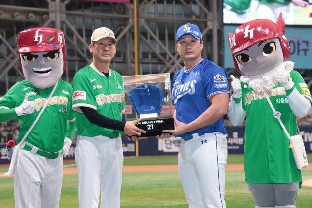 키움 히어로즈에 글러브를 선물한 오승환./삼성 라이온즈
