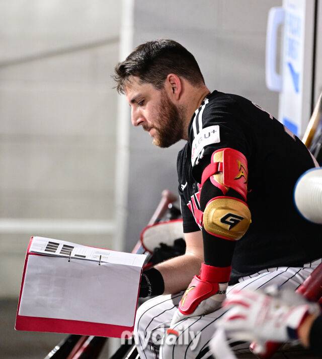 LG 오스틴이 타석에 들어서기 전 분석지를 보고 있다 / 대전 = 유진형 기자 zolong@mydaily.co.kr