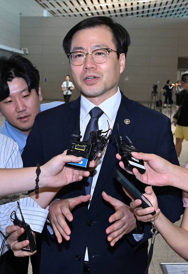 여한구 산업통상자원부 통상교섭본부장이 아세안(ASEAN·동남아시아국가연합) 경제장관회의 참석을 위해 지난 23일 오후 인천국제공항 제2터미널에서 말레이시아로 출국하고 있다. [헤럴드경제DB]