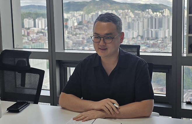 18일 서울 동대문구에 있는 ‘아영이네행복주택’ 사무실에서 윤인한 대표가 헤럴드경제와 인터뷰하고 있다. [아영이네행복주택 제공]