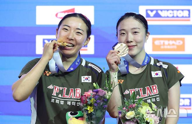 [수원=뉴시스] 황준선 기자 = 공희용, 김혜정이 28일 경기 수원실내체육관에서 열린 2025 세계배드민턴연맹(BWF) 월드 투어 슈퍼 500 코리아오픈 여자복식 결승전에서 일본 이와나가와 나카니시를 상대로 우승을 차지한 뒤 금메달을 들어보이고 있다. 2025.09.28. hwang@newsis.com