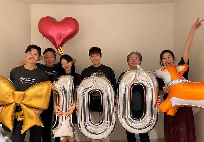 [서울=뉴시스] 영화 '어쩔수가없다'의 박찬욱 감독과 배우진이 100만 돌파를 기념하고 있다. (사진=CJ ENM 제공) 2025.09.28. photo@newsis.com  *재판매 및 DB 금지