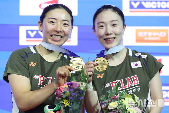 [수원=뉴시스] 황준선 기자 = 공희용, 김혜정이 28일 경기 수원실내체육관에서 열린 2025 세계배드민턴연맹(BWF) 월드 투어 슈퍼 500 코리아오픈 여자복식 결승전에서 일본 이와나가와 나카니시를 상대로 우승을 차지한 뒤 금메달을 들어보이고 있다. 2025.09.28. hwang@newsis.com