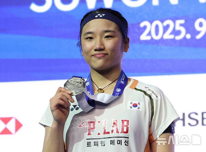 [수원=뉴시스] 황준선 기자 = 안세영이 28일 경기 수원실내체육관에서 열린 2025 세계배드민턴연맹(BWF) 월드 투어 슈퍼 500 코리아오픈 여자 단식 결승전 일본 야마구치 아카네와의 경기에서 패배해 준우승을 차지한 뒤 메달을 들어보이고 있다. 2025.09.28. hwang@newsis.com