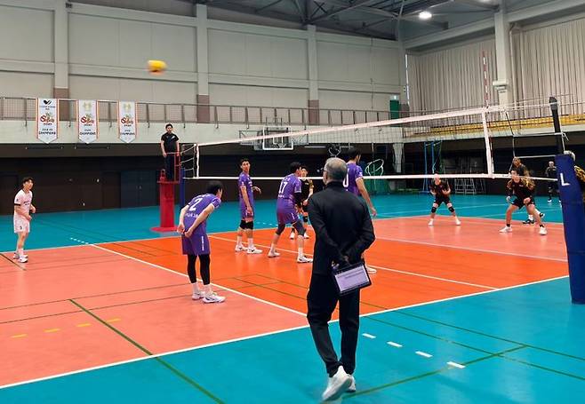 [나고야=뉴시스] 남자배구 우리카드가 28일 일본 나고야의 제이텍트 체육관에서 일본의 제이텍트 스팅스와 연습경기 2차전을 치르고 있다. (사진=우리카드 제공) 2025.09.28. *재판매 및 DB 금지