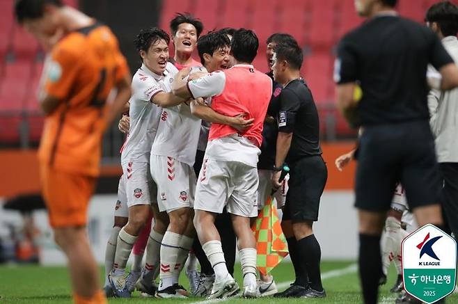 [서울=뉴시스] 프로축구 K리그1 수원FC의 최치웅. (사진=한국프로축구연맹 제공) *재판매 및 DB 금지