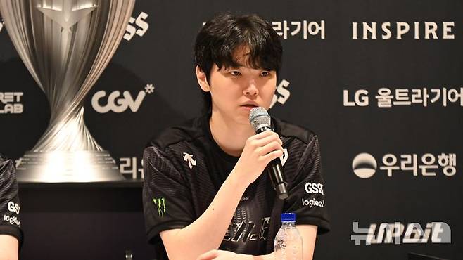 [인천=뉴시스] 윤정민 기자 = 리그 오브 레전드(LoL) e스포츠 선수 '쵸비' 정지훈(젠지)이 28일 오후 인천 중구 인스파이어 아레나에서 열린 'LoL 챔피언스 코리아(LCK)' 결승전 후 간담회에서 기자 질문에 답하고 있다. 2025.09.28. alpaca@newsis.com