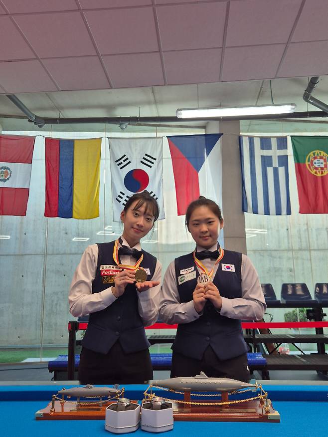 '제13회 세계여자3쿠션선수권대회'에서 생애 첫 결승에 진출해 준우승을 거둔 김하은(오른쪽), 첫 출전에서 3위에 오른 최봄이(왼쪽). 대한당구연맹