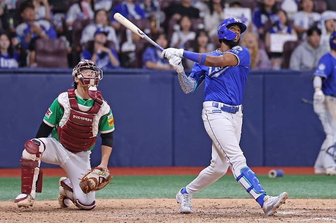 28일 서울 고척 스카이돔에서 열린 프로야구 2025 신한 SOL 뱅크 KBO리그 삼성 라이온즈 대 키움 히어로즈 경기. 9회초 1사 1,3루 때 삼성 디아즈가 1타점 2루타를 치고 있다. 삼성 라이온즈