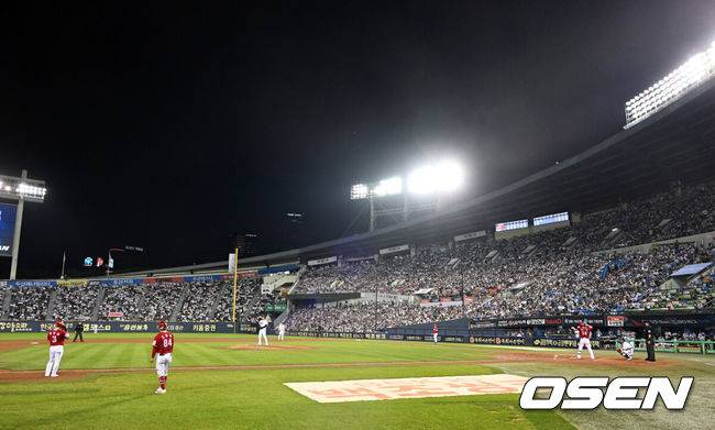 [OSEN=잠실, 이대선 기자] 27일 오후 서울 잠실야구장에서 2025 신한 SOL Bank KBO리그 두산 베어스와 SSG 랜더스의 경기가 열렸다.두산은 최승용, SSG은 김광현을 선발 투수로 내세웠다.야구장을 가득 메운 팬들이 열띤 응원을 펼치고 있다.  2025.09.27 /sunday@osen.co.kr