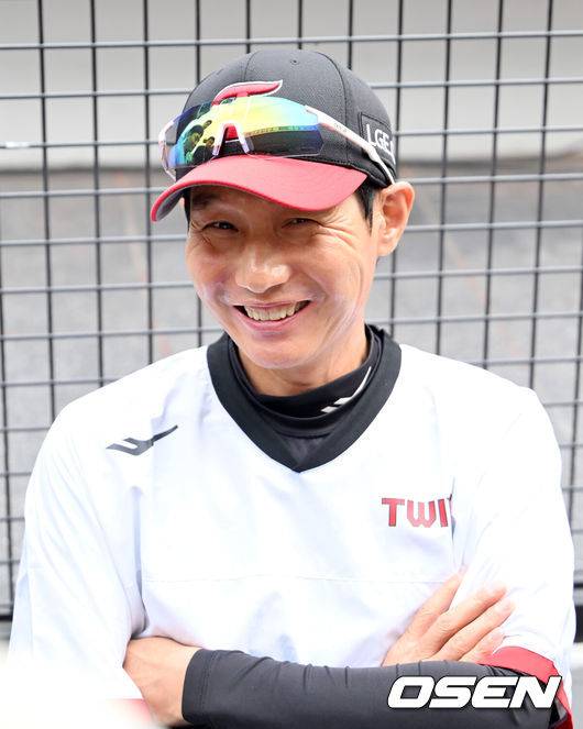 [OSEN=대전, 민경훈 기자] 27일 오후 대전 한화생명볼파크에서 2025 신한 SOL Bank KBO리그&nbsp;한화 이글스와&nbsp;LG 트윈스의 경기가 열린다한화는&nbsp;문동주, LG는&nbsp;톨허스트를 선발 투수로 내세운다.LG 염경엽 감독이 취재진들과 얘기를 나누고 있다. 2025.09.27 /rumi@osen.co.kr