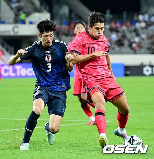 [OSEN=용인, 최규한 기자] 홍명보 감독이 이끄는 남자축구대표팀이 15일 오후 용인 미르스타디움에서 2025 동아시아축구연맹(EAFF) E-1 챔피언십(동아시안컵) 3차전 일본과 경기를 가졌다.&nbsp;한국은 1차전서 중국을 3-0, 2차전서 홍콩을 2-0으로 완파했다. 하지만 일본이 1차전서 홍콩을 6-1, 2차전서 중국을 2-0으로 이겼다. 골득실 +7의 일본이 +5의 한국을 누르고 조 선두인 상황이다. 나란히 2승을 거둔 한국과 일본은 대회 우승컵을 놓고 격돌한다.&nbsp;후반 한국 이호재가 돌파를 펼치고 있다. 2025.07.15 / dreamer@osen.co.kr