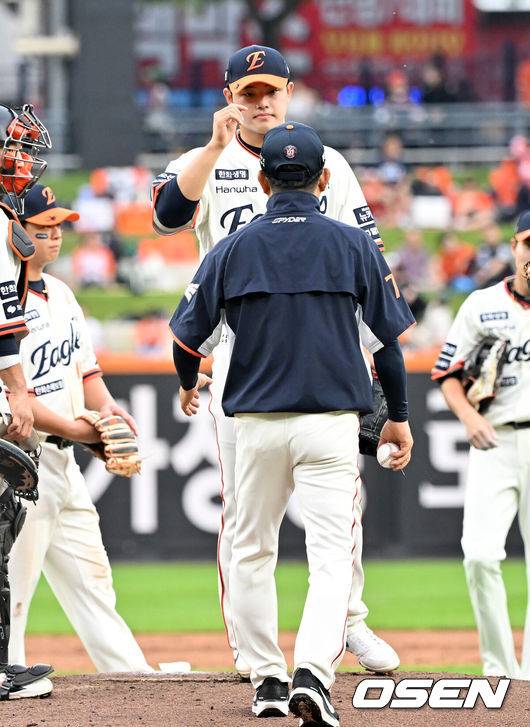 [OSEN=대전, 민경훈 기자] 27일 오후 대전 한화생명볼파크에서 2025 신한 SOL Bank KBO리그&nbsp;한화 이글스와&nbsp;LG 트윈스의 경기가 열렸다.한화는&nbsp;문동주, LG는&nbsp;톨허스트를 선발 투수로 내세웠다.1회초 2사 주자 1,2루 LG 신민재 타석에서 한화 선발 문동주가 강판당하고 있다. 2025.09.27 /rumi@osen.co.kr