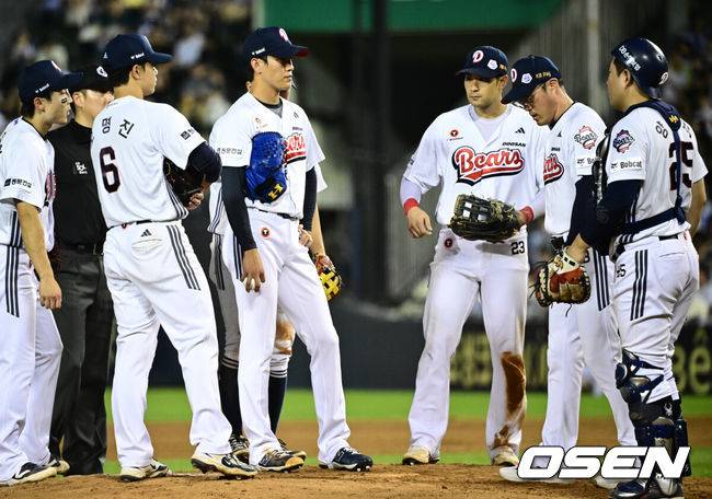 [OSEN=잠실, 조은정 기자]28일 오후 서울 잠실구장에서 ‘2025 신한 SOL Bank KBO리그’ 두산 베어스와 삼성 라이온즈의 경기가 열렸다.두산은 최민석, 삼성은 최원태를 선발로 내세웠다.두산 박신지가 5회초 2사 1,2루에서 삼성 구자욱에게 2타점 2루타를 허용하자 조성환 감독대행이 직접 마운드에 오르고 있다. 2025.08.28 /cej@osen.co.kr