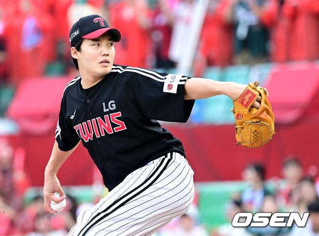 [OSEN=인천, 최규한 기자] 17일 인천 SSG랜더스필드에서 ‘2025 신한 SOL Bank KBO리그’ SSG 랜더스와 LG 트윈스의 경기가 열렸다.홈팀 SSG는 최민준, 방문팀 LG는 임찬규를 선발로 내세웠다.1회말 LG 선발 임찬규가 힘차게 공을 뿌리고 있다. 2025.08.17 / dreamer@osen.co.kr
