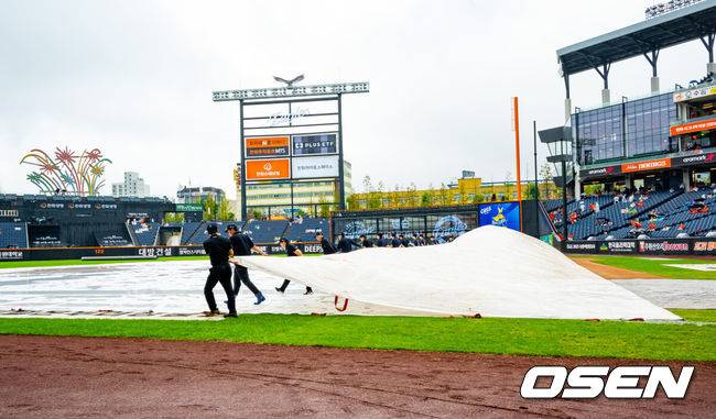 [OSEN=대전, 민경훈 기자] 28일 오후 대전 한화생명볼파크에서 2025 신한 SOL Bank KBO리그 한화 이글스와 LG 트윈스의 경기가 열릴 예정이지만 그라운드에 비가 내리고 있다.프로야구 LG 트윈스의 정규리그 우승 확정이 걸린 대전 경기가 폭우 속에서도 개최 준비를 한다. 경기 개시 시간을 1시간 늦춰 들어갈 예정이다. 2025.09.28 / rumi@osen.co.kr