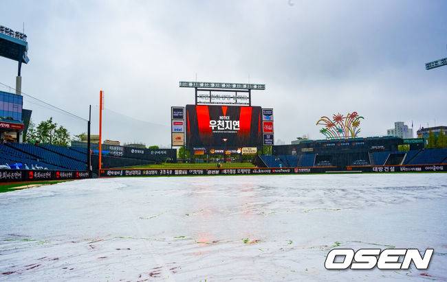 [OSEN=대전, 민경훈 기자] 28일 오후 대전 한화생명볼파크에서 2025 신한 SOL Bank KBO리그&nbsp;한화 이글스와&nbsp;LG 트윈스의 경기가 열릴 예정이지만 그라운드에 비가 내리고 있다.이날 새벽부터 대전 지역에 내린 비가 오전에도 멈추지 않고 있다. 오전 11시 기준으로 시간당 6.8mm 적잖은 강수량을 보이고 있다. 내야에 대형 방수포를 깔았지만 외야와 나머지 그라운드는 빗물로&nbsp;젖었다.전광판에 우천지연 시작을 알리는 문구가 떠있다. 1시간 늦춰 오후 3시 개최를 목표로 준비한다. 2025.09.28 /rumi@osen.co.kr