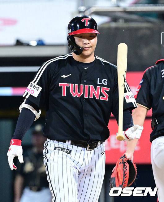 [OSEN=수원, 최규한 기자] 18일 수원 KT위즈파크에서 ‘2025 신한 SOL Bank KBO리그’ KT 위즈와 LG 트윈스의 더블헤더 2차전이 열렸다.홈팀 KT는 패트릭 머피, 방문팀 LG는 송승기를 선발로 내세웠다.6회초 1사 1루 상황 LG 문보경이 삼진으로 물러나고 있다. 2025.09.18 / dreamer@osen.co.kr