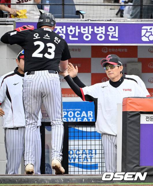 [OSEN=대전, 민경훈 기자] 27일 오후 대전 한화생명볼파크에서 2025 신한 SOL Bank KBO리그 한화 이글스와 LG 트윈스의 경기가 열렸다.한화는 문동주, LG는 톨허스트를 선발 투수로 내세웠다.1회초 1사 주자 1,2루 LG 문성주의 우익수 오른쪽 선취 1타점 적시타때 홈을 밟은 오스틴이 덕아웃에서 염경엽 감독과 하이파이브를 하고 있다. 2025.09.27 /rumi@osen.co.kr