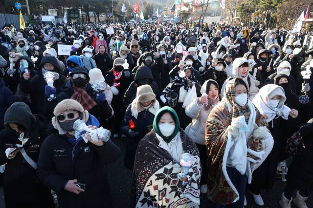 ▲윤석열 대통령 구속 등을 촉구하며 트랙터 상경 시위에 나섰다 서울 서초구 남태령에서 경찰에 의해 저지된 뒤 20시간 이상 대치를 이어온 전국농민회총연맹 전봉준 투쟁단이 2024년 12월 22일 오전 경찰을 규탄하는 구호를 외치고 있다. ⓒ연합뉴스