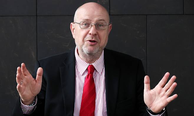 알렉산드르&nbsp;만수로프 미국 존스홉킨스대 교수가 지난 24일 서울 용산구 한 호텔에서 이재명 대통령의 한반도 평화 구상에 대해 설명하고 있다. 이제원 선임기자