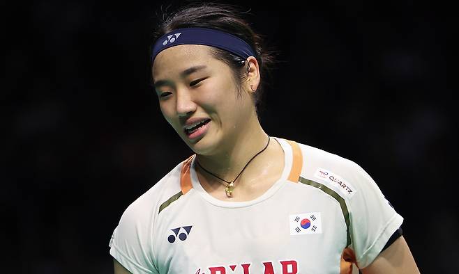 안세영이 28일 수원체육관에서 열린 코리아오픈 여자단식 결승에서 패한 뒤 아쉬운 표정을 짓고 있다. 수원=뉴시스