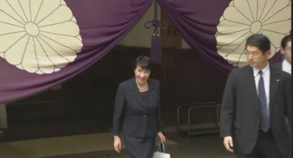 2019년 10월 다카이치 사나에 당시 총무상이 야스쿠니 신사 참배를 마치고 나오는 모습. NHK 캡처