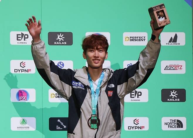 이도현이 28일 서울 송파구 올림픽체조경기장(KSPO DOME)에서 열린 2025 국제스포츠클라이밍연맹(IFSC) 서울 스포츠클라이밍 세계선수권대회 볼더 남자부 결선에서 3위를 차지한 뒤 동메달을 목에 걸고 기뻐하고 있다. 연합뉴스