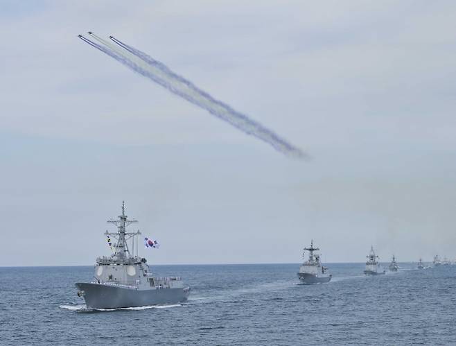 26일 부산 앞바다에서 열린 ‘2025 대한민국해군 관함식’에서 해군 함정 및 항공기들이 해상사열을 하고 있다. 2025.9.26 해군 제공