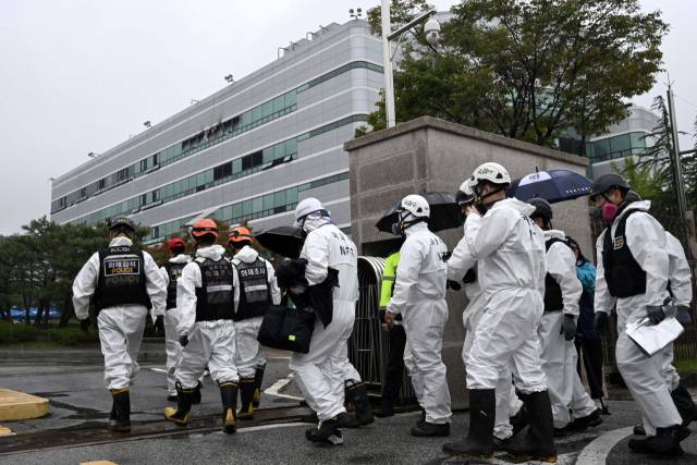 이틀 전 화재로 가동이 중단된 대전시 유성구 국가정보자원관리원에서 28일 소방, 경찰, 국립과학수사연구원 등 유관 기관 관계자들이 조사를 위해 현장으로 향하고 있다. 대전=조태형 기자