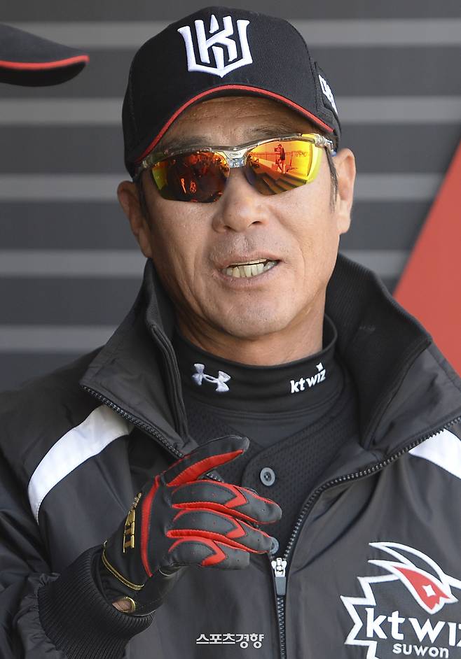 2017년 KT 위즈 수석코치 시절 이광길 KNN 해설위원. 경향신문 DB