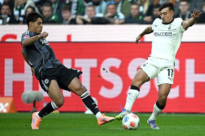 옌스 카스트로프가 28일 프랑크푸르트전에서 볼을 다투고 있다.   AP연합뉴스