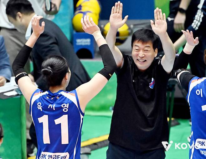 ▲ 왼쪽부터 IBK기업은행 육서영, 김호철 감독 ⓒKOVO