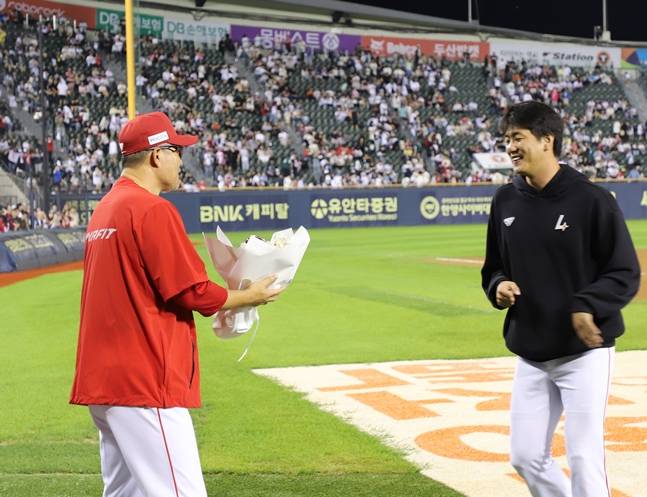 27일 경기 종료 직후 이숭용 감독(왼쪽)의 꽃다발을 받는 김광현(오른쪽) /사진=SSG 랜더스