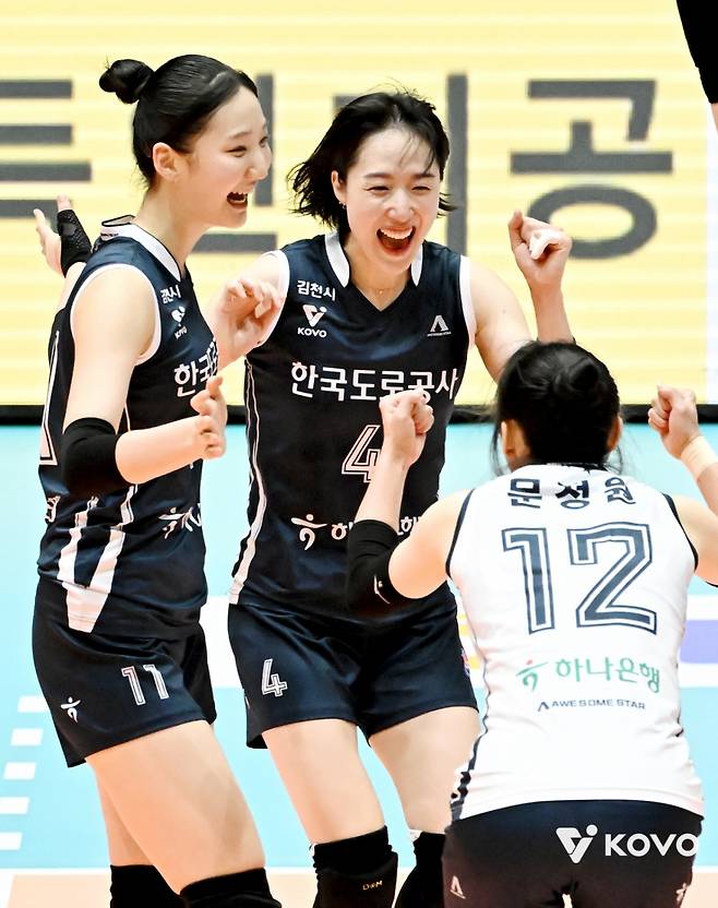 황연주(가운데)가  지난 27일 전남 여수 진남체육관에서 열린 GS칼텍스와 '2025 여수·NH농협컵 프로배구대회' 준결승전에서 득점 후 기뻐하고 있다. /사진=KOVO 제공