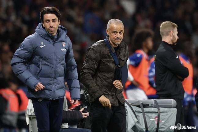 루이스 엔리케(가운데) PSG 감독이 28일 오전 4시 5분(한국시간) 프랑스 파리의 파르크 데 프린스에서 열린 2025~2026시즌 프랑스 리그1 6라운드 경기를 지켜보고 있다. /AFPBBNews=뉴스1