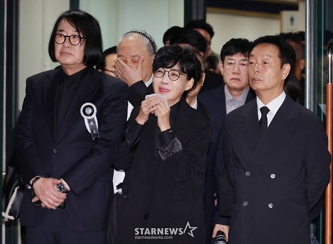 '개그계 대부' 故전유성의 발인이 엄수된 28일 오전 서울아산병원 장례식장에서 후배 코미디언 최양락, 팽현숙, 김학래, 이경규 등이 슬픔에 잠겨 있다. /2025.09.28 /사진=이동훈 photoguy@