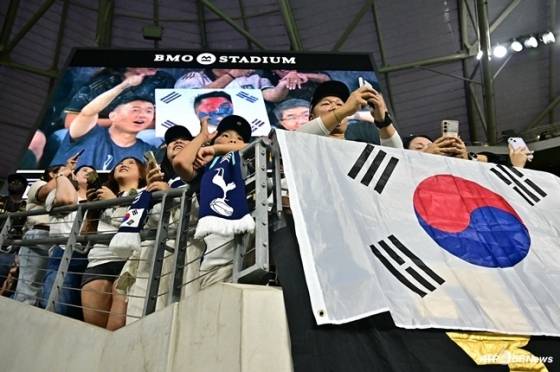 1일 오전 11시 45분(한국시간) 미국 로스앤젤레스의 BMO 스타디움에서 열린 2025시즌 미국 메이저리그 사커(MLS) 서부 컨퍼런스 29라운드 홈 경기에서 LAFC 팬들이 태극기와 토트넘 홋스퍼 머플러를 경기장에 걸치고 손흥민을 응원하고 있다. /AFPBBNews=뉴스1