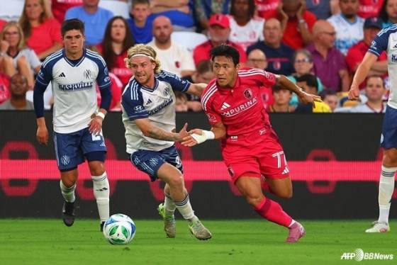 세인트루이스 시티 공격수 정상빈(오른쪽)이 상대 수비를 제치고 드리블 돌파를 시도하고 있다. /AFPBBNews=뉴스1