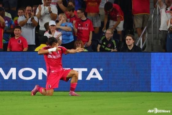 세인트루이스 시티 공격수 정상빈이 득점 후 사격 세리머니를 선보이고 있다. /AFPBBNews=뉴스1