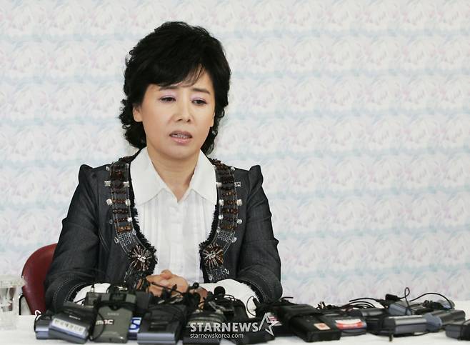 배우 선우은숙이 2007년 10월 25일 오후 서울 여의도 MBC에서 가진 이혼 관련 기자 회견에서 고개를 숙이며 인사를 하고 있다. /사진=홍기원