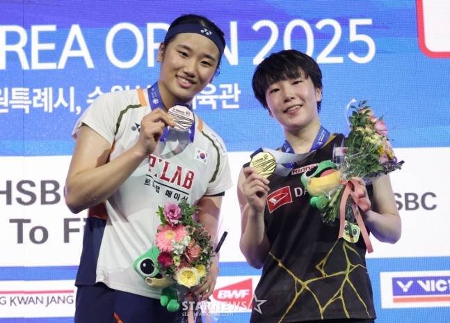 시상대에 오른 안세영(왼쪽)이 야마구치와 나란히 서서 기념촬영을 하고 있다. /사진=김진경 대기자