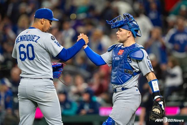 에드가르도 엔리케즈(왼쪽)과 달튼 러싱이 28일 경기를 끝낸 뒤 하이파이브를 하고 있다. /AFPBBNews=뉴스1