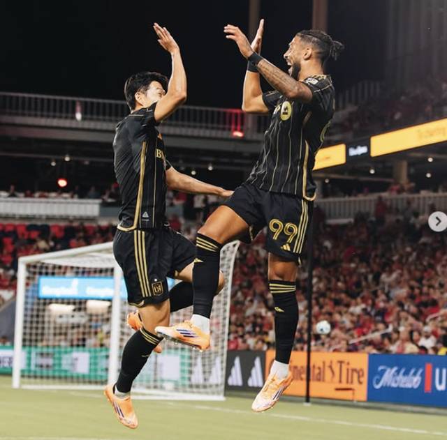 손흥민(왼쪽)과 데니스 부앙가. /사진=LAFC SNS